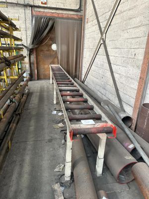 un long tapis roulant au milieu d'un entrepôt