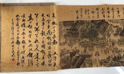 un vieux livre portant des caractères asiatiques, posé sur une table