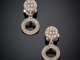 une paire de boucles d'oreilles en diamant et or blanc