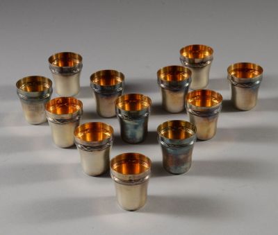 de nombreuses coupes en argent disposées en forme de cœur sur une table