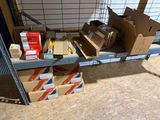 de nombreux cartons et boîtes sur une étagère dans une pièce