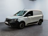 La camionnette blanche est garée dans une pièce au sol noir.