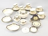 de nombreux types de tasses à thé et de soucoupes sur la table