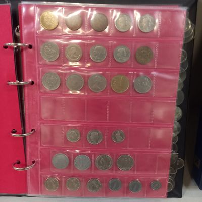 un sachet rose contenant un tas de pièces de monnaie