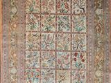 un grand tapis persan ancien, orné d'un motif floral sur fond beige