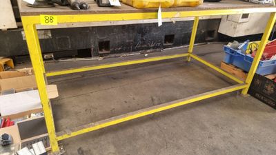 une table sur laquelle se trouvent plusieurs objets