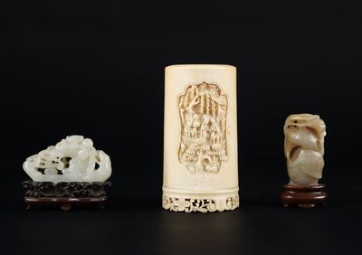 trois figurines chinoises en ivoire sculpté et une figurine en ivoire sculpté