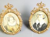 une paire de portraits miniatures représentant un homme et une femme, dans des cadres dorés