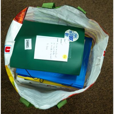 un sac rempli de livres posé par terre