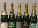 six bouteilles de champagne sont alignées sur une table
