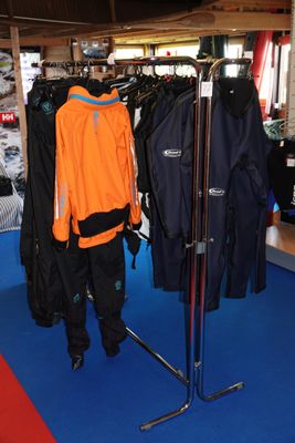 un présentoir de skis et de vestes dans un magasin