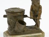 figurine en bronze représentant un garçon avec un seau et un bec verseur