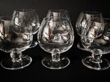trois verres à vin vides sont alignés sur une surface noire
