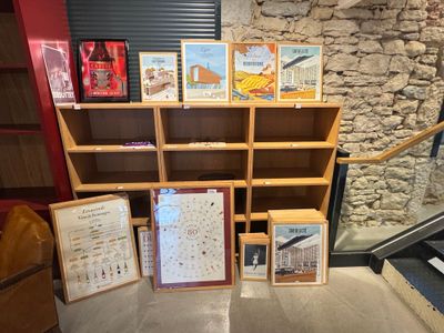 beaucoup de livres sur une étagère près d'un escalier