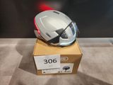 un casque posé sur une boîte posée par terre
