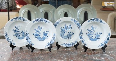quatre assiettes bleues et blanches posées sur une table