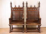 paire de bancs anciens en bois sculpté avec des dossiers sculptés