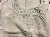 un sac blanc orné d'une dentelle, posé sur une table