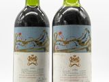 deux bouteilles de vin posées l'une à côté de l'autre sur une surface blanche