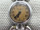 une image montrant un gros plan d'une montre-bracelet posée sur une bague