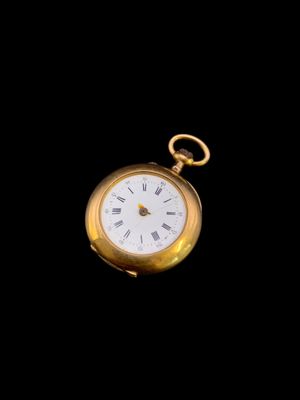 une image d'une montre de poche en or avec des chiffres romains sur le cadran