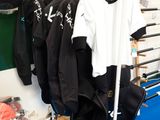 un portant avec des vêtements dessus dans une pièce
