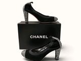 escarpins noirs Chanel avec des paillettes argentées et un coffret