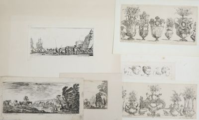 de nombreux dessins sur le mur de cette pièce