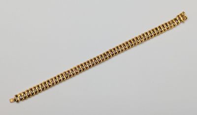 un bracelet en chaîne en or sur fond blanc