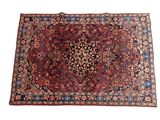un tapis persan antique sur fond blanc