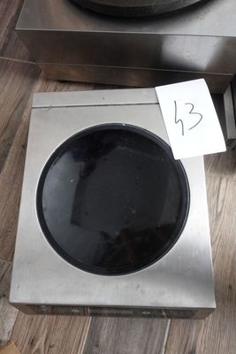 une image représentant une cuisinière avec un brûleur noir dessus
