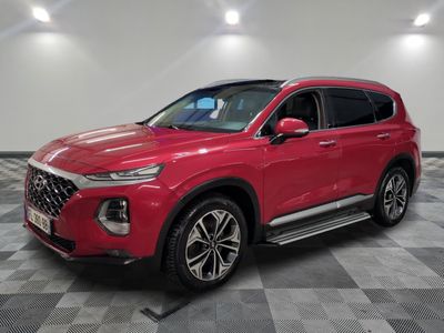 une Hyundai Santa rouge de 2020 garée dans un showroom