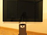 une photo d'un téléviseur posé sur un meuble dans un coin d'une pièce