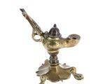 figurine en laiton représentant un oiseau tenant un fusil, posée sur un socle
