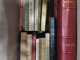 de nombreux livres qui se trouvent dans un sac posé sur la table