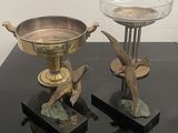 deux oiseaux posés sur une table