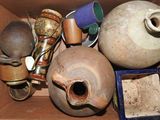 une boîte remplie de poteries et d'autres objets qui s'y trouvent