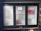un réfrigérateur muni de trois portes vitrées sur le côté