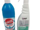 deux flacons de produit nettoyant et un vaporisateur sur fond blanc
