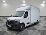 la camionnette blanche est garée sur le sol en damier d'une pièce