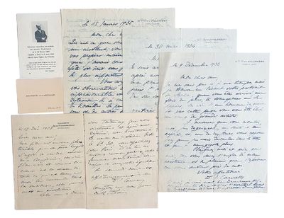 Plusieurs vieilles lettres et documents sont empilés les uns sur les autres