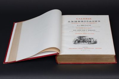 un livre ouvert posé sur une table à côté d'une table noire