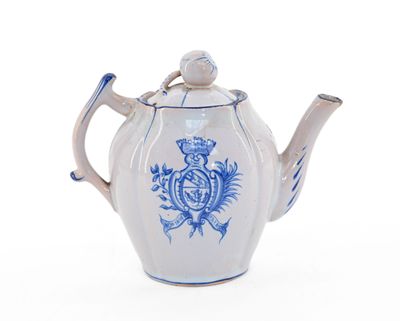 une théière ornée d'un motif bleu et blanc