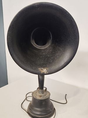une très vieille enceinte noire posée sur une table