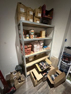 Deux étagères en métal à quatre niveaux - Photo 1