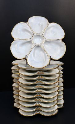 une pile d'assiettes surmontée d'une fleur, posée sur une surface noire