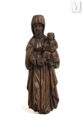 l'image d'une statue représentant une femme tenant un bébé dans ses bras