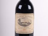 une bouteille de vin posée sur une table