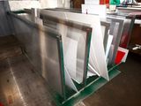 Plusieurs morceaux de verre sont empilés les uns sur les autres dans une pièce