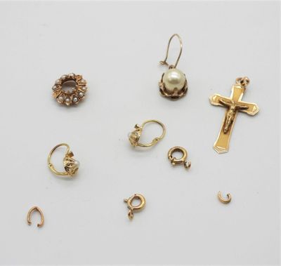 une collection de bijoux en or comprenant une croix, une perle et une croix
